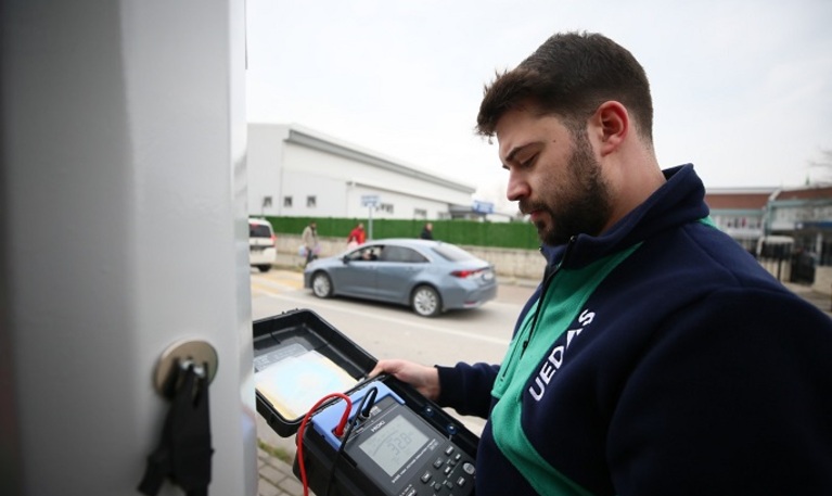 UEDAŞ, AR-GE’DE BİR İLKE İMZA ATTI ELEKTRİK ÇARPMA RİSKİNE KARŞI ‘NANOKOMPOZİT BOYA’